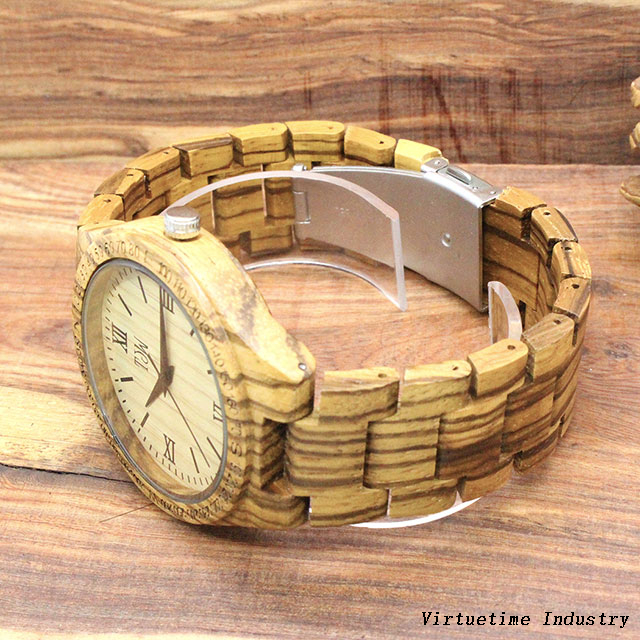 时尚木制手表与日本运动